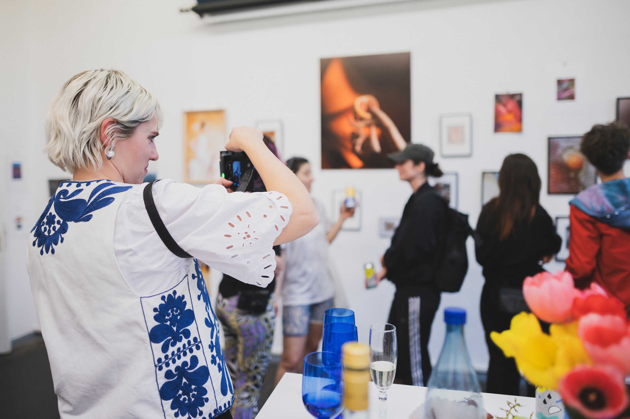 Evening atmosphere at the Cropp Studios Berlin photography print sale with collectors and emerging photographers